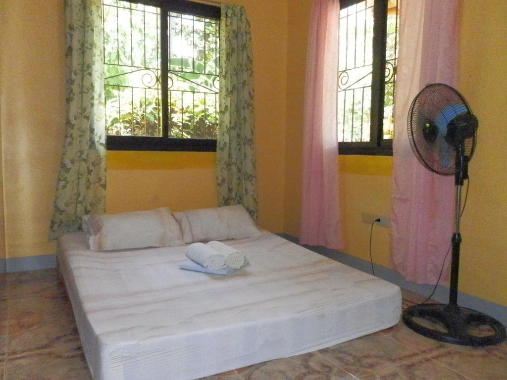 The Blue Pagong Aparthotel Puerto Galera Eksteriør bilde
